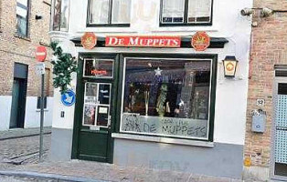 Cafe Muppets outside
