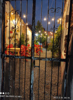 La Pizzaiola By Pizzafoon outside