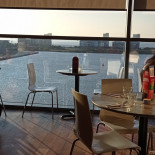 Côté Cour Côté Jardin Inside