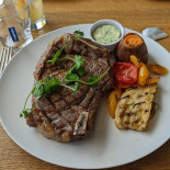 Runway 26=08 Nourriture