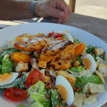 Runway 26=08 Nourriture