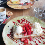 Runway 26=08 Nourriture