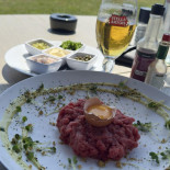 Runway 26=08 Nourriture