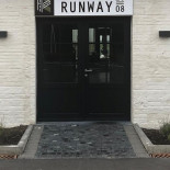 Runway 26=08 Extérieur