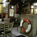 Café De La Gare Dentro