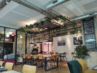 Lloyd Coffee Eatery Louise