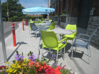 Cafe De La Petite Bacnure