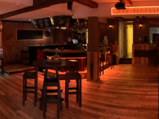 Happinezz Cafe, Borger