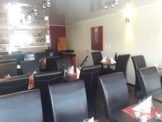 Les Pieds Sous La Table