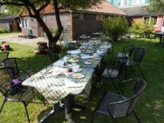 Lucy's Inn Eesergroen