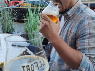 L'entree Des Artistes