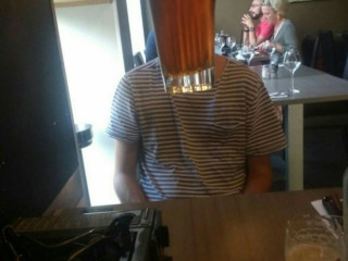 Julien Et Les Hôtes